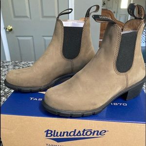 New Blundstone boots for women, size 7.5, stone color. Never worn.